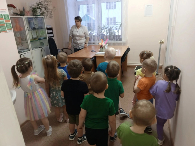 Знакомимся с трудом взрослых.